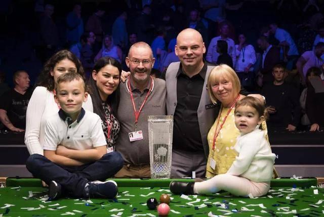 足球产业中 足球产业中